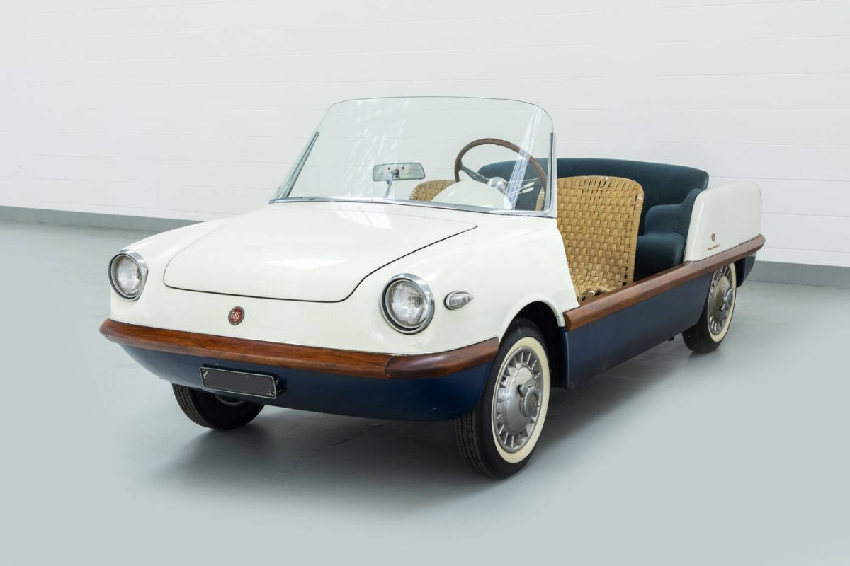 The Sant'Agostino auction house offers 30 exclusive cars including the legendary beach by Gianni Agnelli