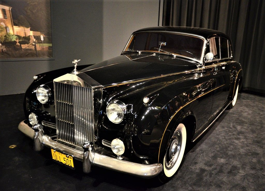 Characters and legendary cars: ELVIS PRESLEY
