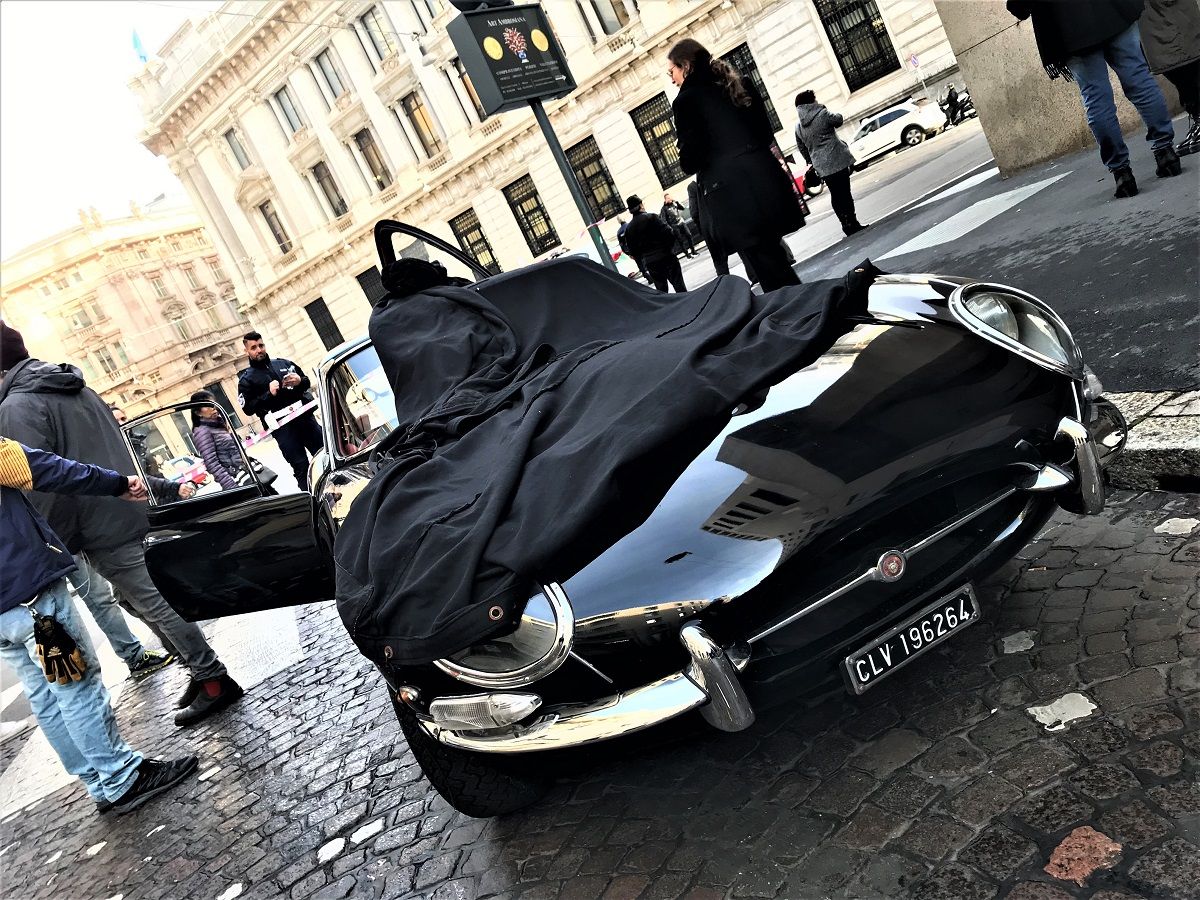 CIAK: A MILANO, ALL'OMBRA DELLA MADONNINA SIAMO ANDATI SUL SET DEL NUOVO FILM DI DIABOLIK, A BORDO DELLA JAGUAR E TYPE 