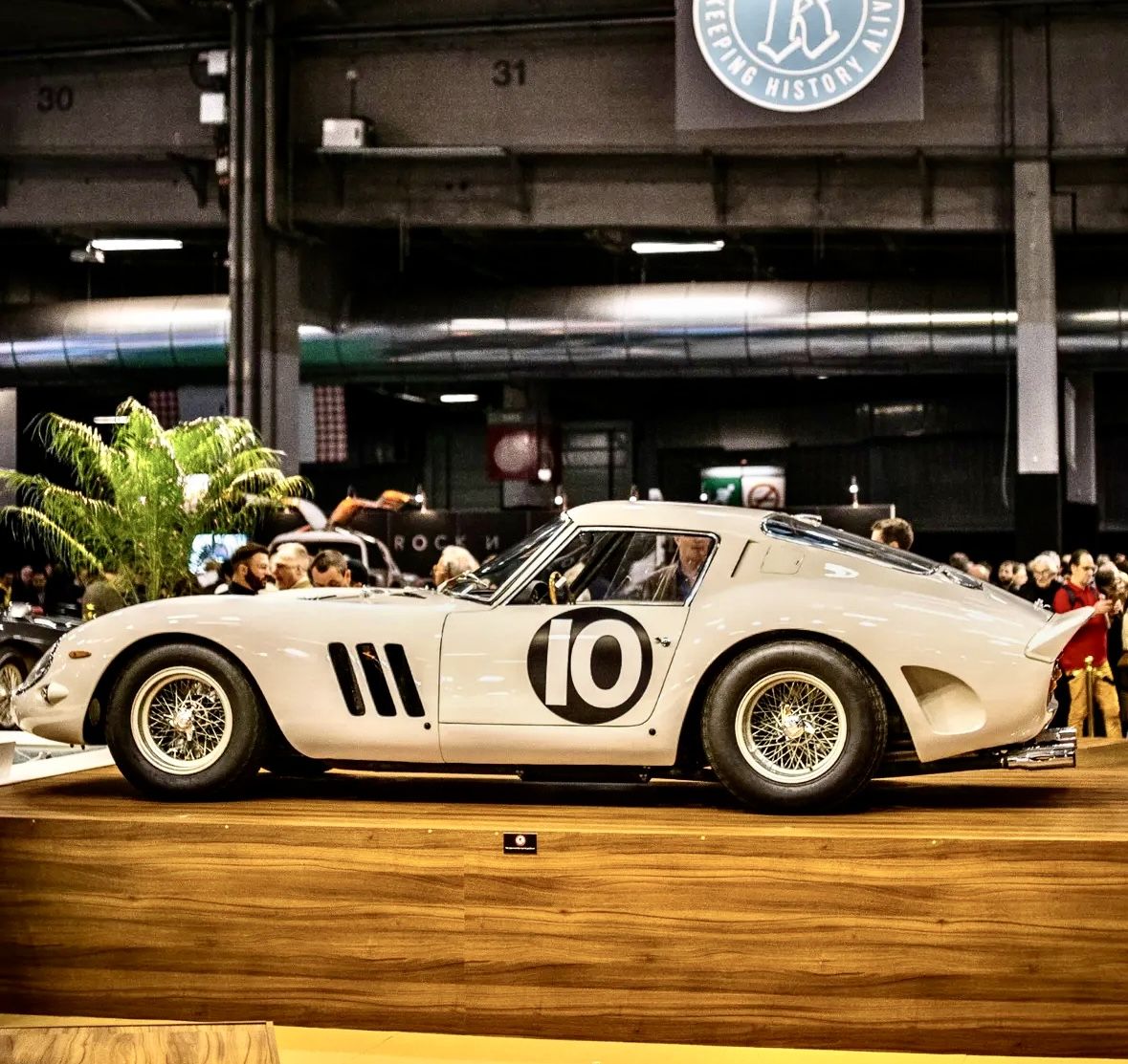 FERRARI 250 GTO IN BIANCO SPECIALE VENDUTA A OLTRE 35 MILIONI