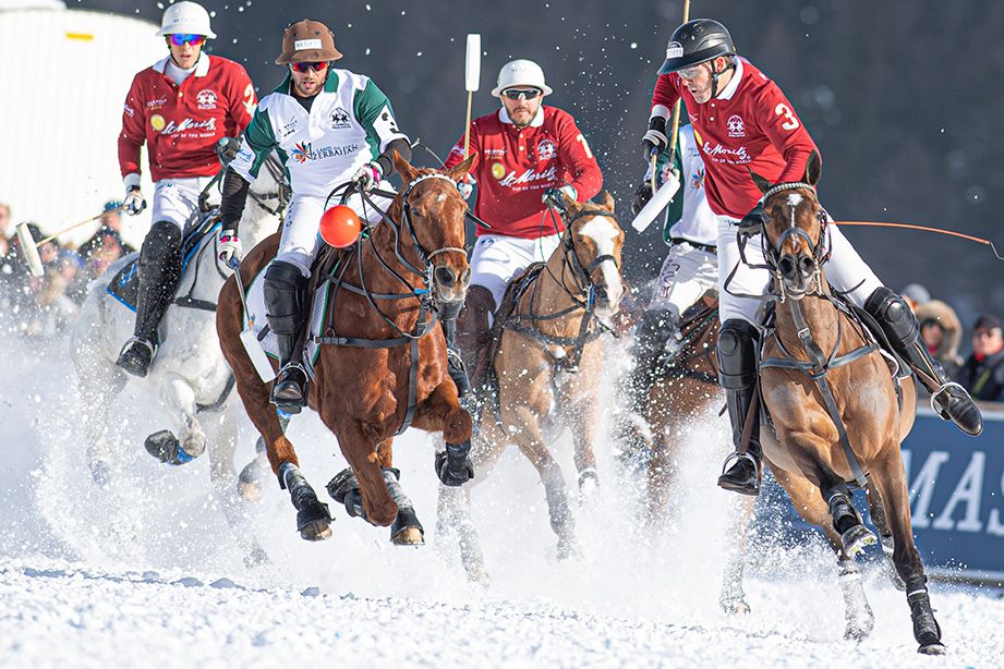On the frozen lake of St. Mortiz, not only vintage cars. The countdown to the 40th anniversary of the Snow Polo World Cup St. Moritz begins. 