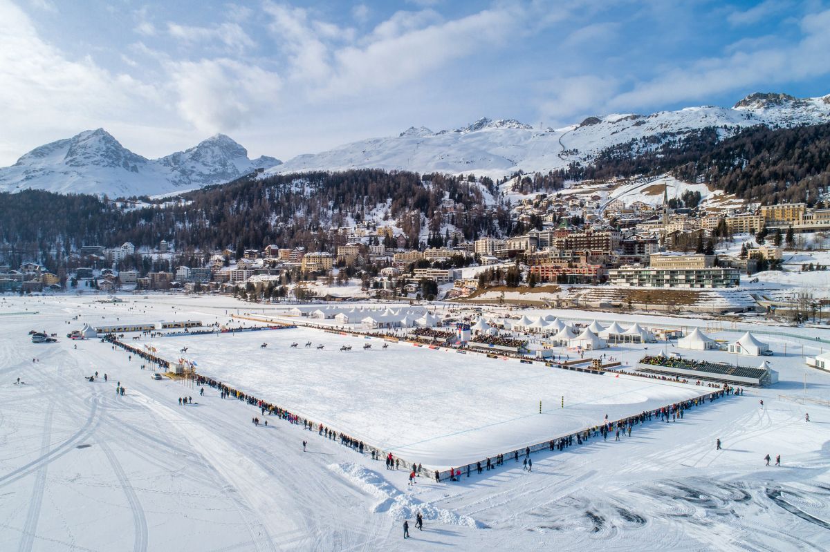 On the frozen lake of St. Mortiz, not only vintage cars. The countdown to the 40th anniversary of the Snow Polo World Cup St. Moritz begins. 